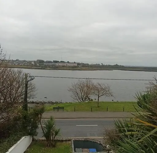 Lough Atalia View شقة